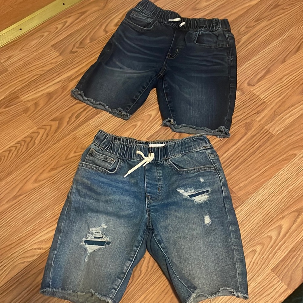 Old Navy size (M 8) slim boy shorts. Son don’t fit in it anymore.